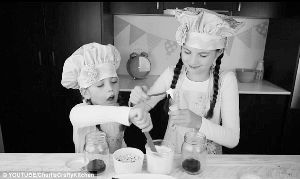 查莉和阿什莉正在教大家做蛋糕。