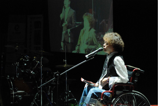 轮椅上开演唱会 华声公益邀您来听 渐冻人 唱歌