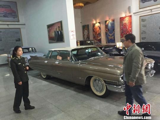 博物馆工作人员正在为游人讲解陈毅元帅专车。 杨拓 摄