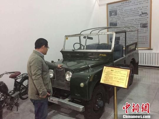 游人参观第一代路虎汽车。 杨拓 摄