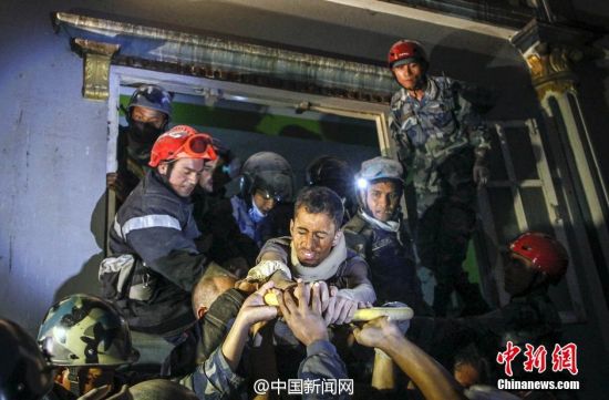 尼泊尔男子地震被埋82小时后生还