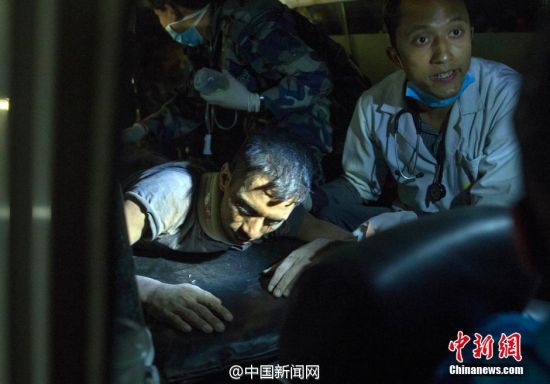 尼泊尔男子地震被埋82小时后生还