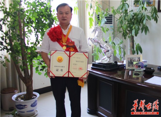 省劳动模范彭红光:用爱心巴士诠释雷锋精神