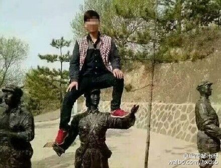 陕西爬红军雕像男青年被列“黑名单”10年