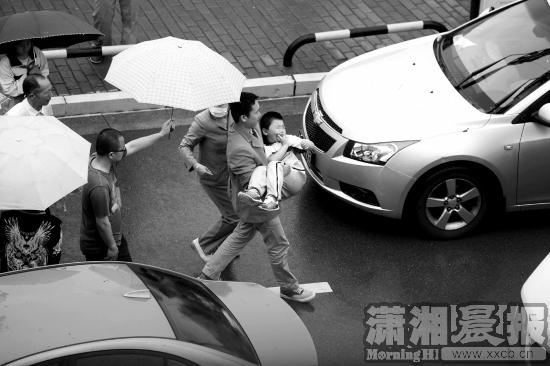 放学孩子横穿马路被小车撞倒 交警群众齐救援