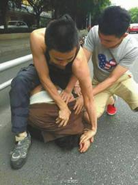 休假特警抓抢包贼被诬陷被抢女子不作证却跑了