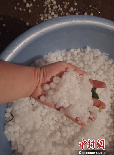 云南永善县遭冰雹“袭击”上百人受灾