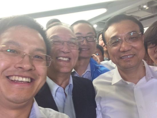 图为黄兴红(左)和总理合影