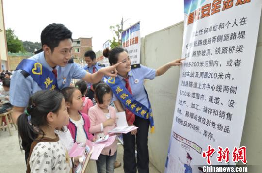 沪昆高铁开通在即高铁安全知识进校园