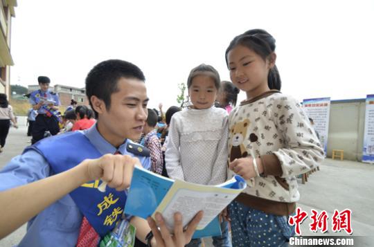 铁路工作人员针对铁路安全常识对小学生进行详细的讲解。 刘坤 摄