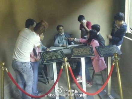 女雕像遭袭胸亲脸不忍直视 再刷不文明行为新下限(图)