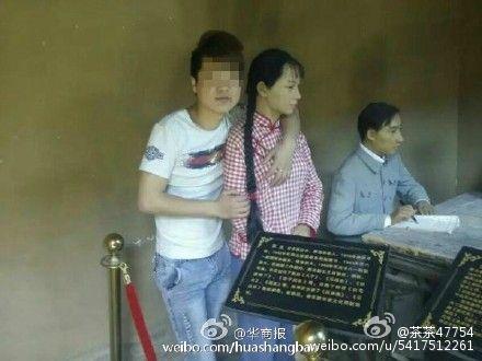女雕像遭袭胸亲脸不忍直视 再刷不文明行为新下限(图)