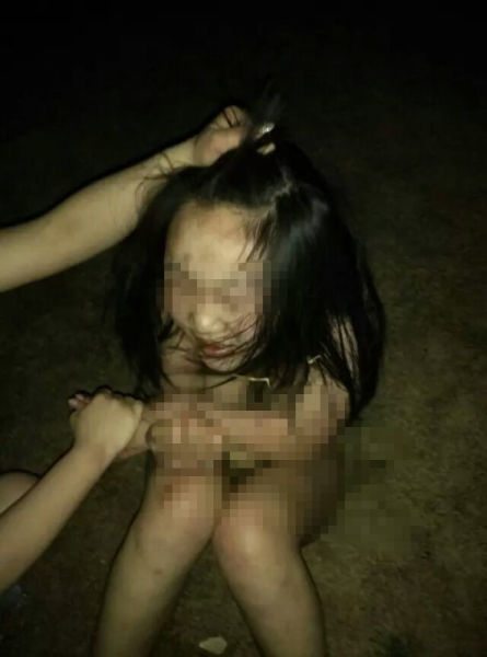女大学生被扒光衣服殴打
