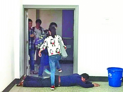 教授趴地求赐胯下之辱 称培养学生新思维