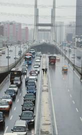 立交桥中间的隔离带被人们当成了人行道 新文化记者 孙立国 摄