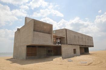 最孤独的图书馆：面朝大海伫立沙滩 恍若世界尽头