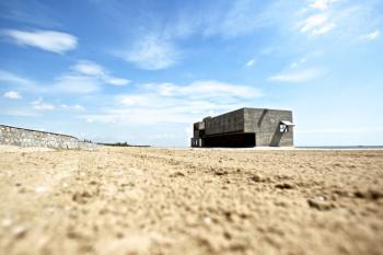 最孤独的图书馆：面朝大海伫立沙滩 恍若世界尽头