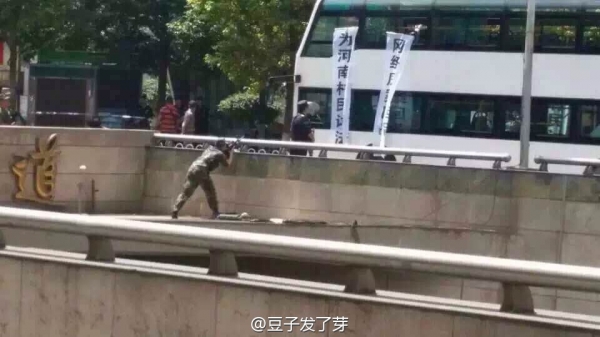 昆明公交车上一女子被2名男子劫持(组图)