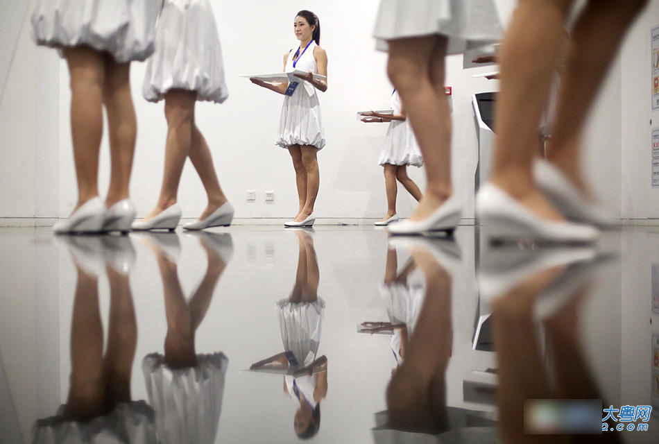 镜头记录东莞苏杯95后礼宾小姐的日常生活