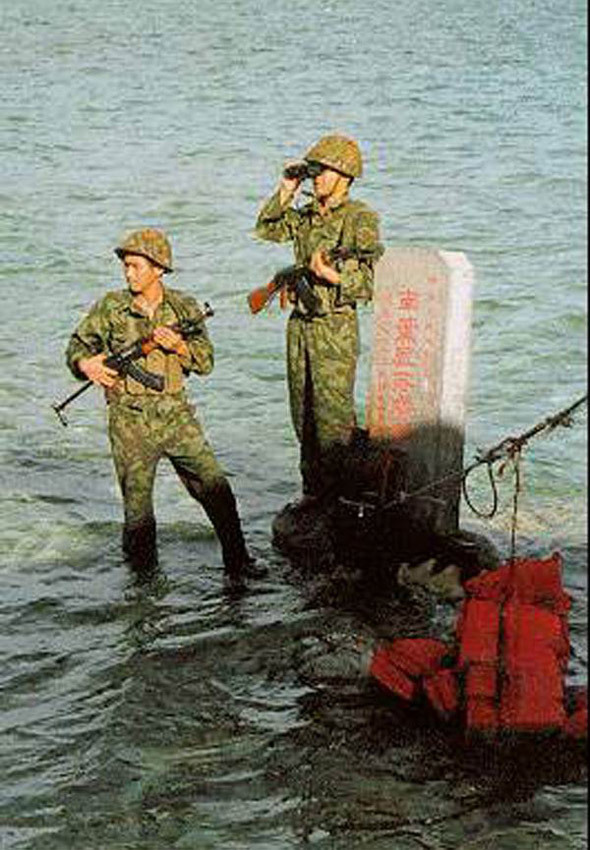 解放军南沙守备旧照:战士泡在海水中站岗