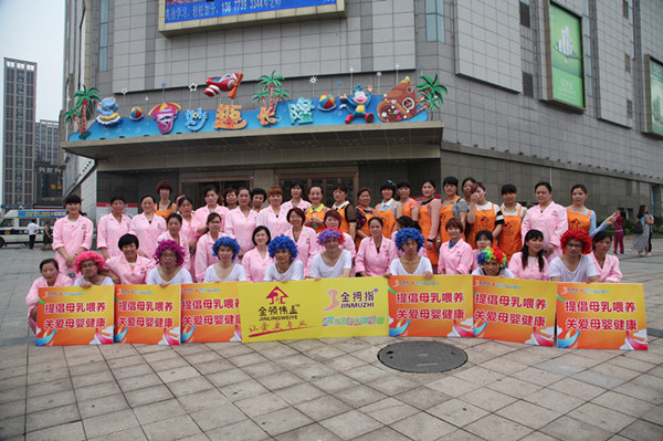 萌爸们男扮女装,手举