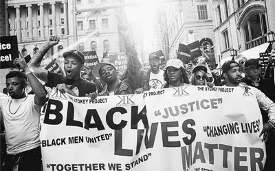 不久前，美国马里兰州巴尔的摩市市民在市政厅前集会，抗议非洲裔青年弗雷迪·格雷之死。在示威现场，不少人声讨美国贫富差距和社会等级问题。