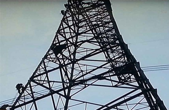 世界首次斜拉法带电更换特高压绝缘子成功实施