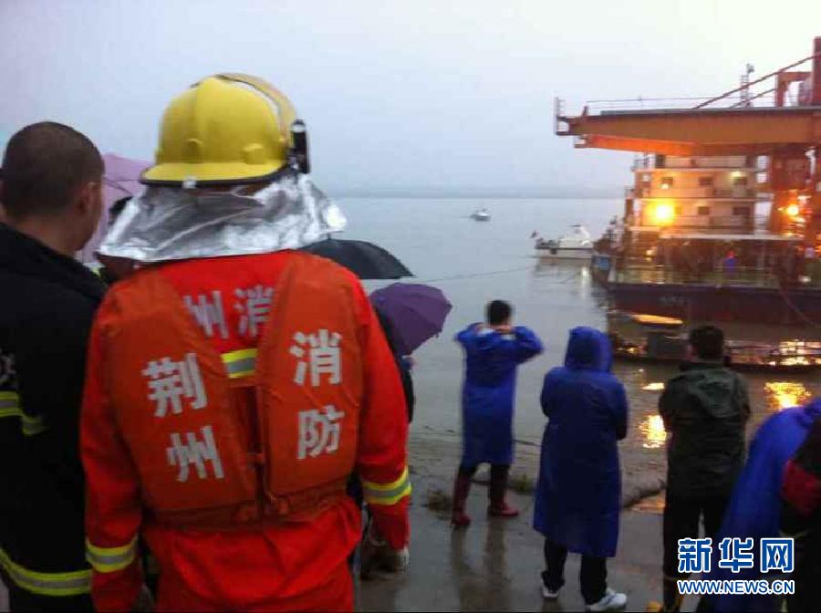 一艘从南京驶往重庆的客船"东方之星"轮在长江中游湖北监利水高清图片