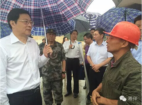 湖南驰援丨杜家毫现场督查长江沉船搜救工作