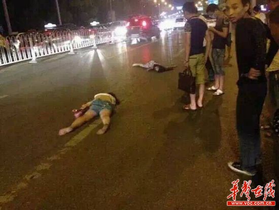 长沙杜甫江阁路口发生严重车祸 致一死多伤\/图