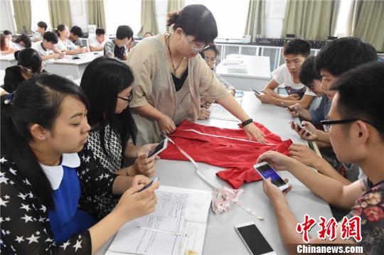 季荣老师正在用手机上课 王国海 摄