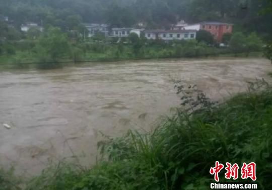 萍乡市委宣传部通过官方微博通报称，18日下午，该市一辆公交车侧翻河中。 萍乡发布 摄