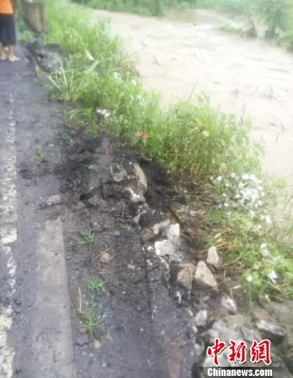 萍乡市委宣传部通过官方微博通报称，18日下午，该市一辆公交车侧翻河中。 萍乡发布 摄