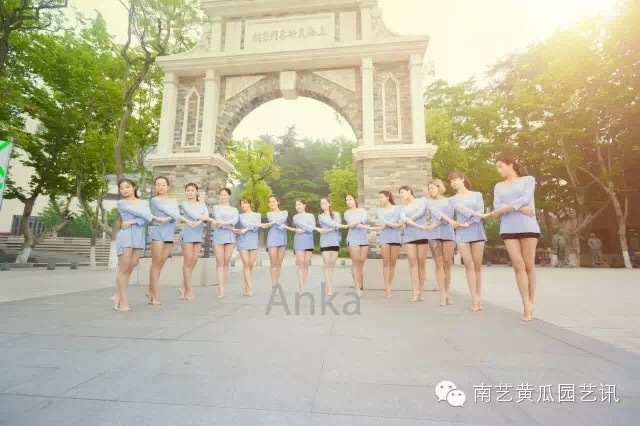 南艺舞蹈学院毕业照<em>妹子</em>身姿<em>优美</em>颜值高 - 华
