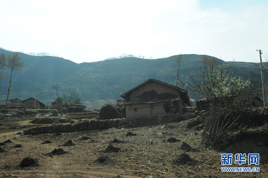 探访中国最贫困的角落:人畜混居在石板危房