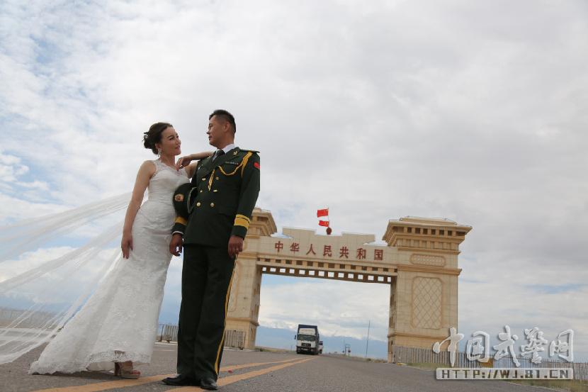 武警在中哈边境办浪漫婚礼 界碑前下跪求婚