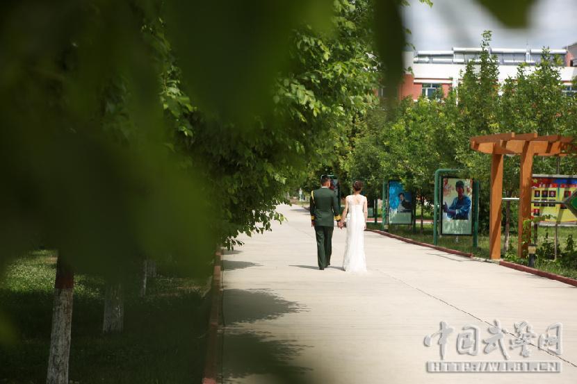 武警在中哈边境办浪漫婚礼 界碑前下跪求婚