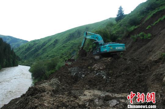 四川阿坝:200余人徒步10小时送救灾物资进“孤岛”