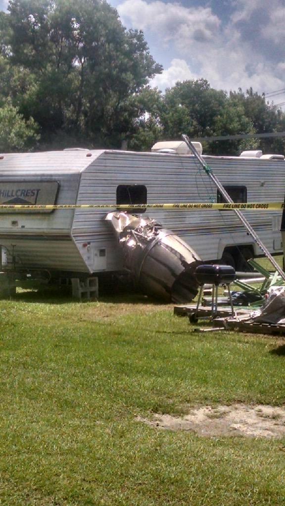 美国空军一架F16战斗机与民用飞机相撞