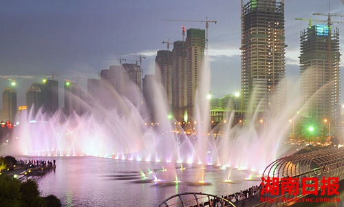 长沙梅溪湖音乐喷泉灯光辉映