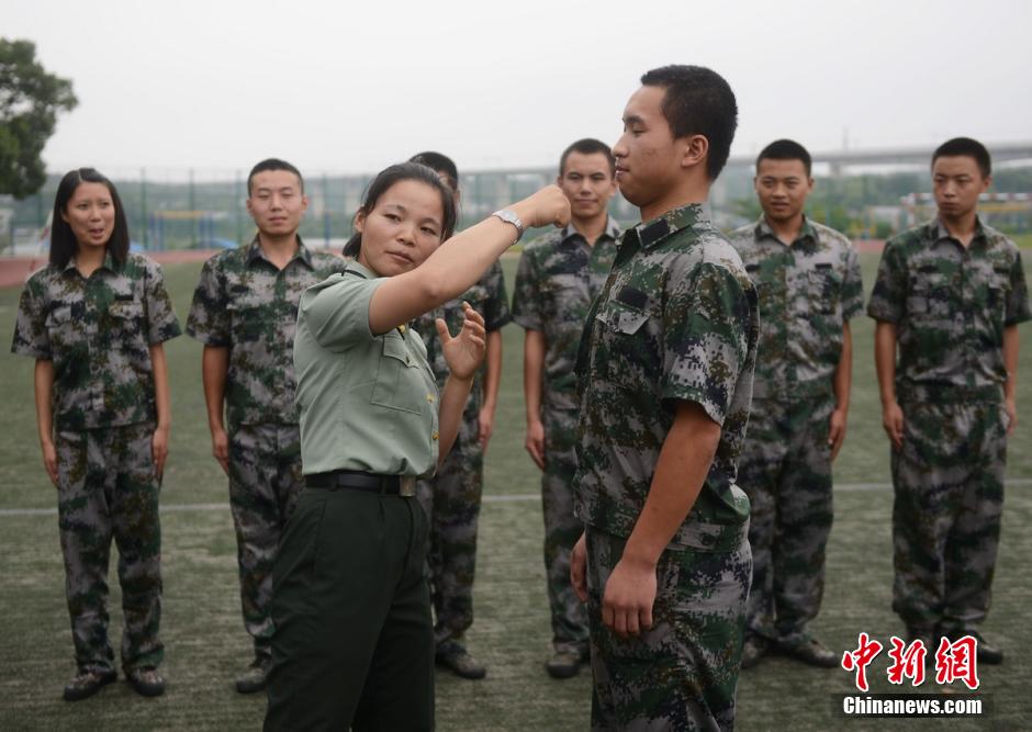 女特战兵返校传授擒拿格斗术