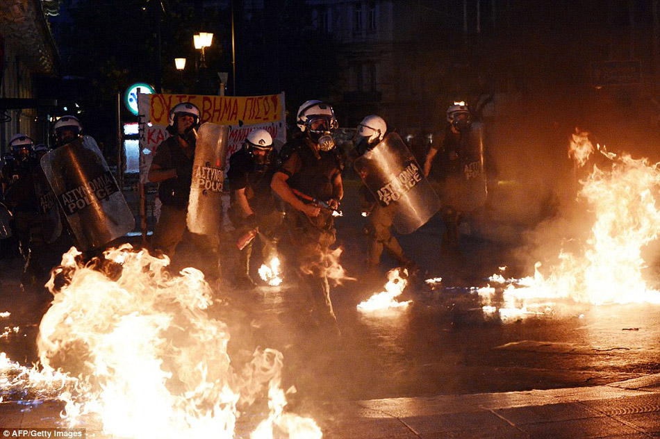 希腊暴力冲突：燃烧弹丢向警察