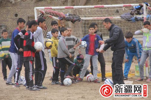皮山少年足球队教练艾合买提江和他的队员在寒冬里训练