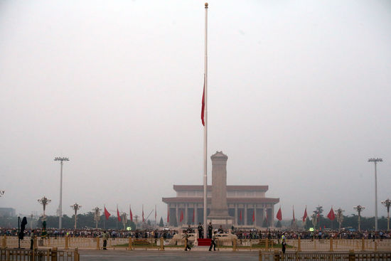 图为天安门降半旗