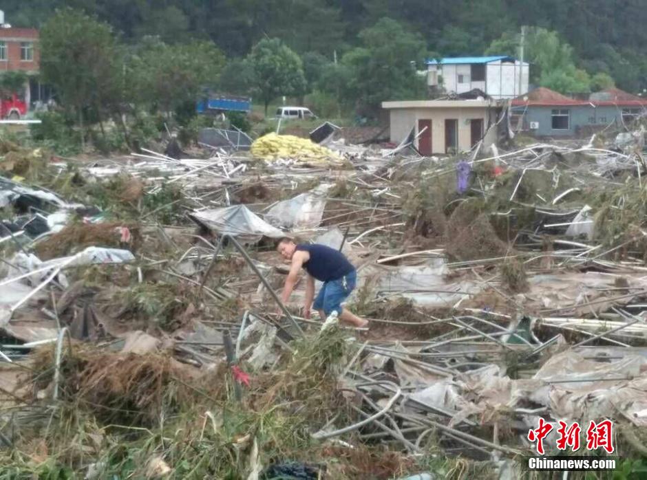 福建<em>龙岩</em>洪水泛滥 消防水中解救受困群众 - 华