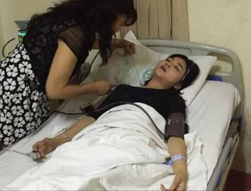 遭殴打的女司机卢女士多次呕吐，精神萎靡，全身有明显淤青。