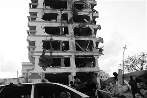 在袭击中受损的酒店 新华社发