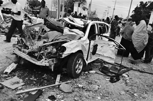 遇袭酒店附近拍摄的被损毁的汽车 新华社发