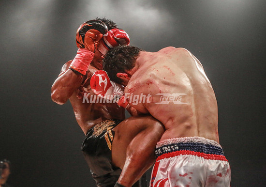 泰拳王被暴头鲜血井喷 主持人:今夜注定不眠(图