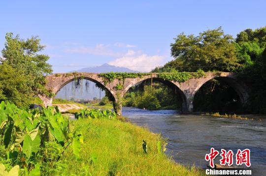 永州东安县新发现的400余年明代石拱桥 。　唐明登　摄